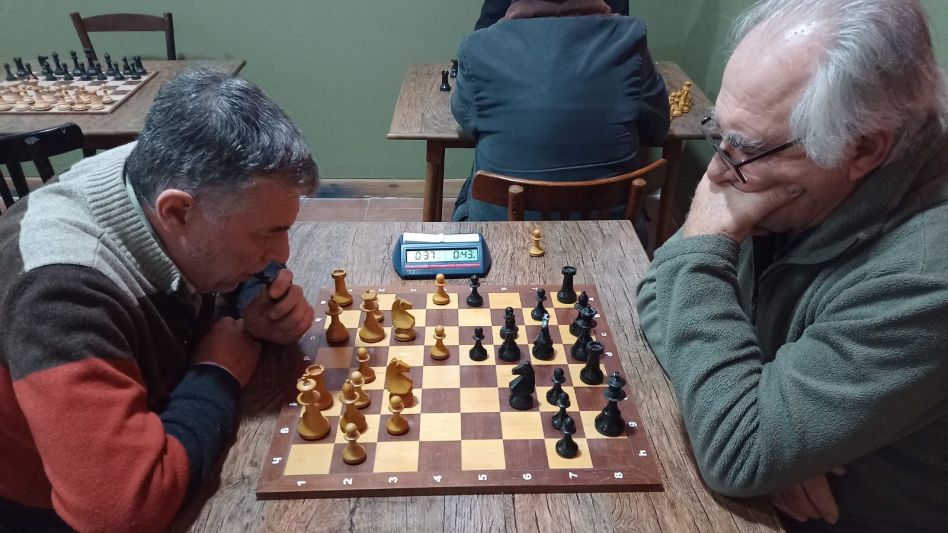El puntero Walter Sobrino (blancas) en su partida con Jorge Baldini, por la segunda ronda del torneo Volver.   
