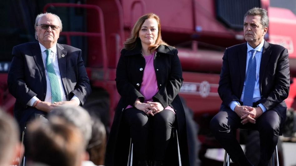 "El domingo elegimos entre un Presidente que negocie de pie ante el Fondo Monetario u otro que lo haga de rodillas"