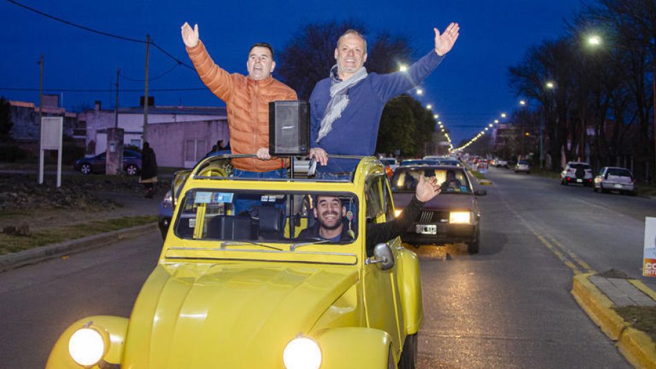 La lista que lleva como precandidato a intendente a Hernán Bertellys cerró anoche su campaña electoral con una caravana por las calles de Azul y un acto en la Plaza del Quijote. NACHO CORREA 