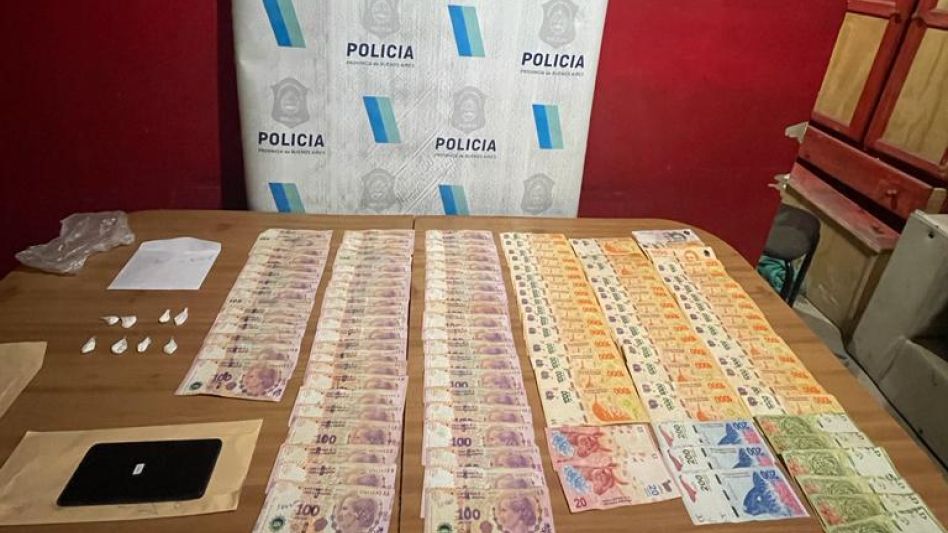 Cocaína, dinero y celulares secuestró personal policial en un procedimiento donde hubo dos aprehendidos. FOTOS Y VIDEOS: DDI AZUL