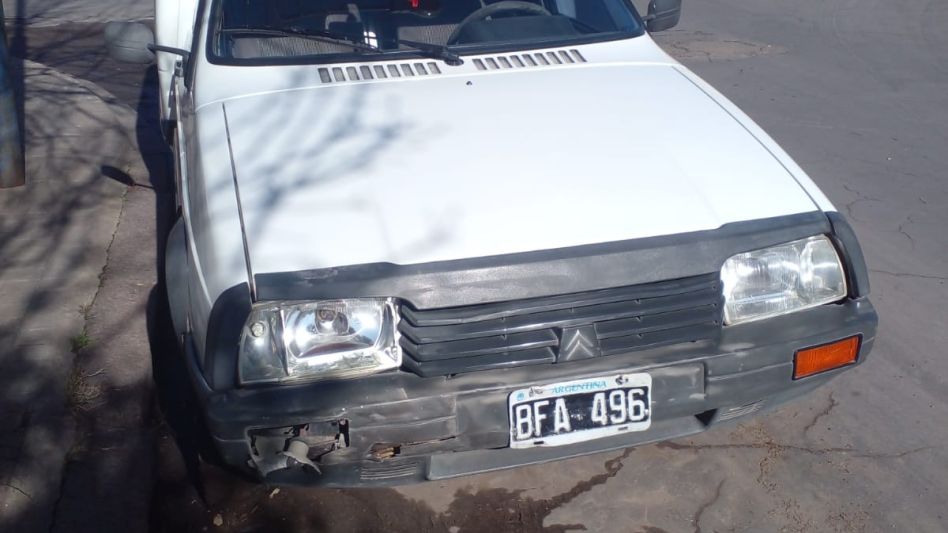 La pasajera de un remís resultó lesionada en un choque ocurrido hoy viernes poco antes del mediodía. FOTOS: CPA/PBA