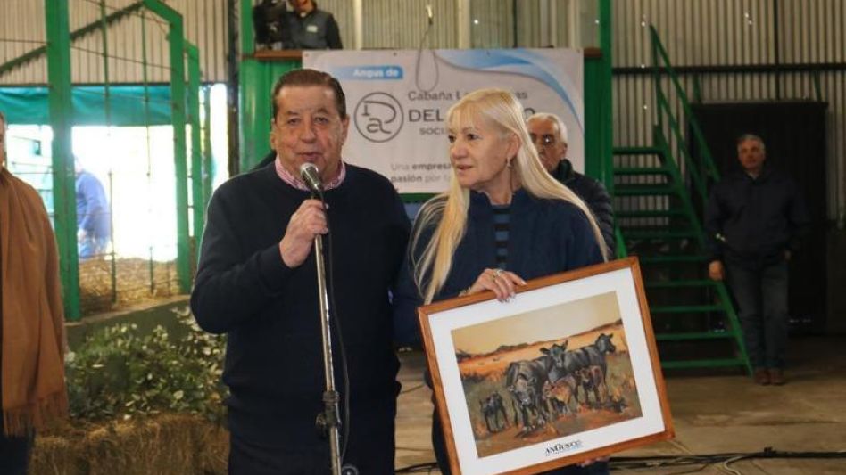 Alberto y Griselda Guil reconocidos por la Asociación Angus en el último remate efectuado en nuestra ciudad.