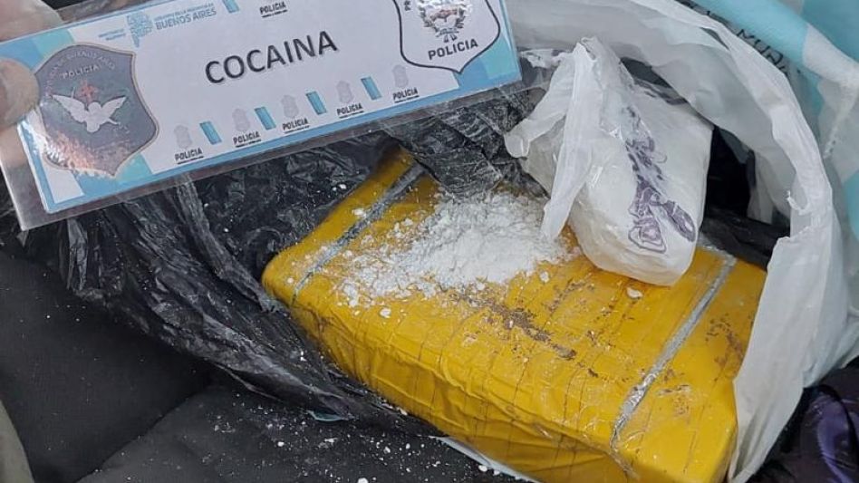 El secuestro más importante de cocaína, superior a un kilo, se hizo efectivo cuando el viernes, sobre la Ruta 3, en jurisdicción de Las Flores fueron detenidos dos de los azuleños imputados. 
