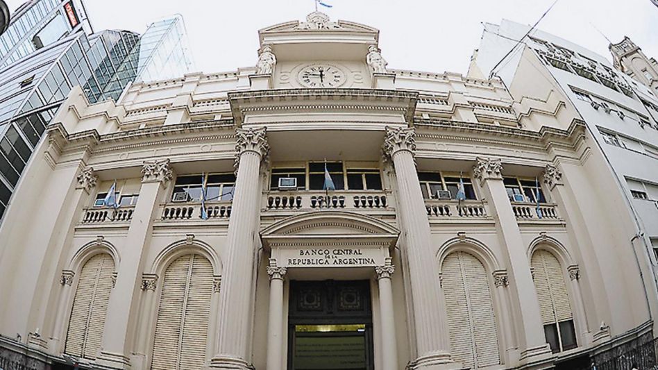 Fijan el tipo de cambio oficial a $365 hasta las elecciones de octubre