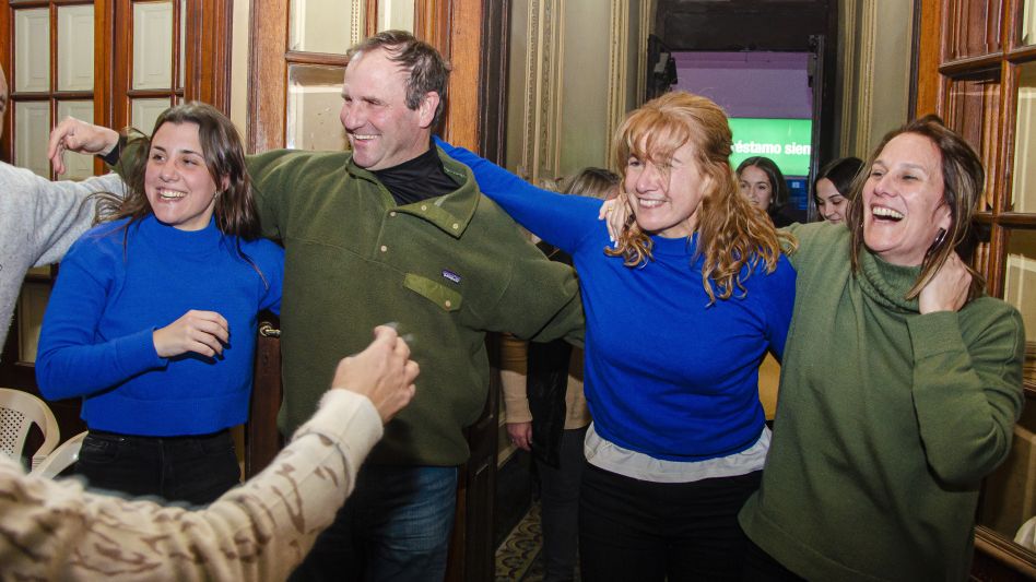 La actual concejal de Podemos Azul, Gisela Hiriart, el domingo a la noche cuando llegó al bunker de campaña y abrazó a la ganadora de las PASO en Azul.  NACHO CORREA
