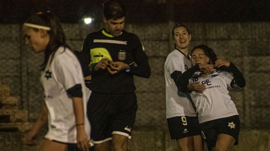 Las chicas de Athletic celebrando un gol. La mayor cantidad de tantos convertidos le da la posibilidad al equipo que hasta perdiendo pro dos goles avance a la siguiente ronda. Foto: archivo.