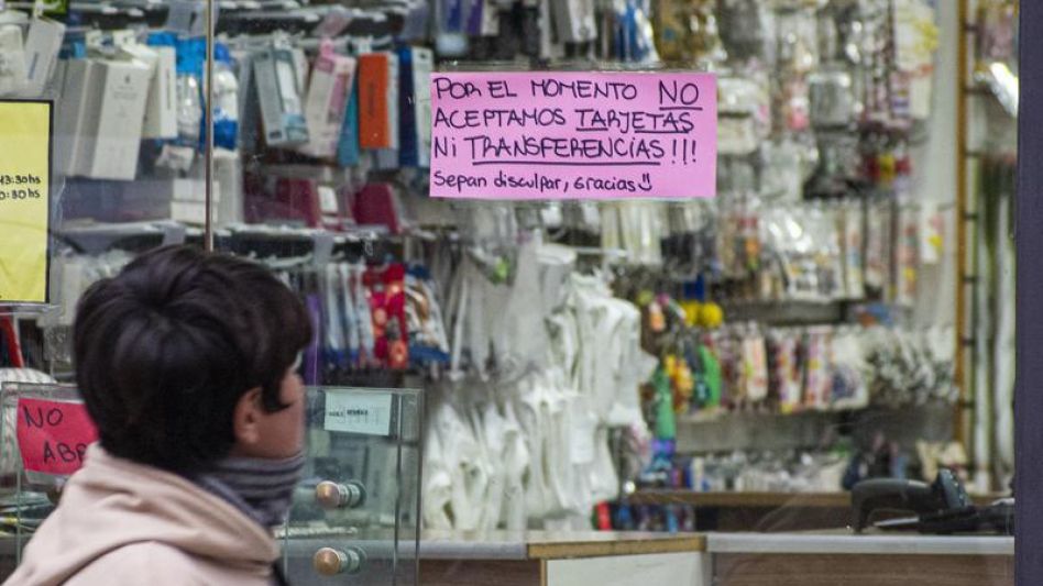 Al complejo panorama de inflación que desde hace varios meses se registra, la devaluación golpea los bolsillos e implicará una retracción en las ventas.  NACHO CORREA