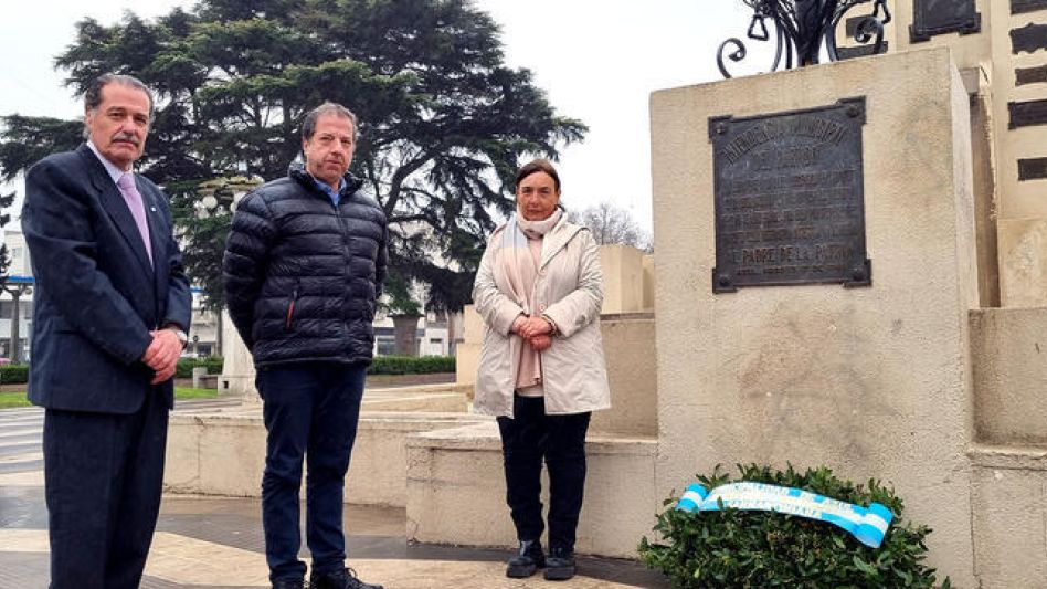 Momentos de ayer por la tarde cuando se hizo entrega la ofrenda floral al pie del monumento del Gral. San Martín.  PRENSA MUNICIPAL 
