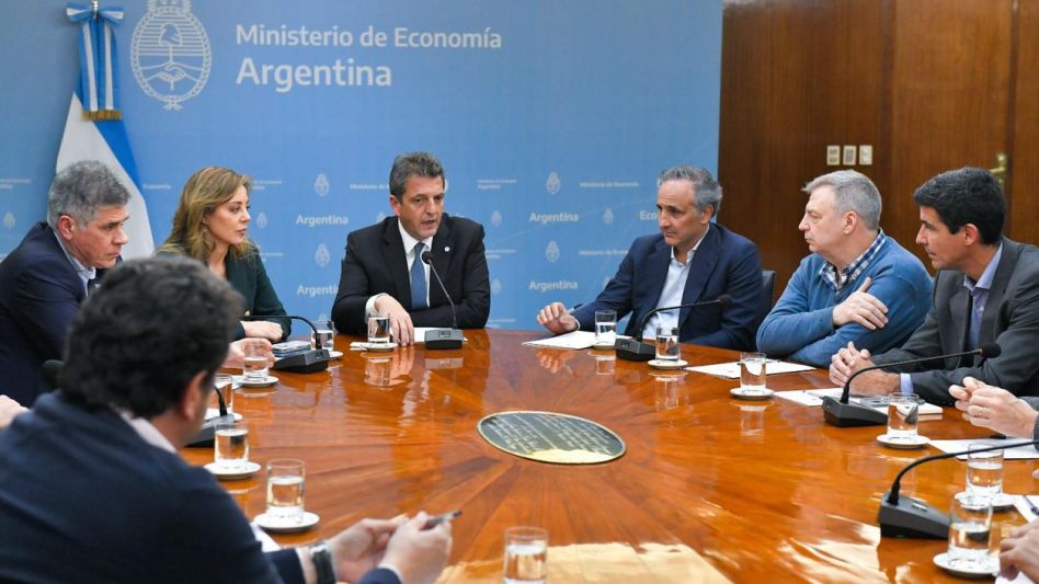 Primero terminan de subir las naftas 12,5% y después congelan el precio hasta el 31 de octubre