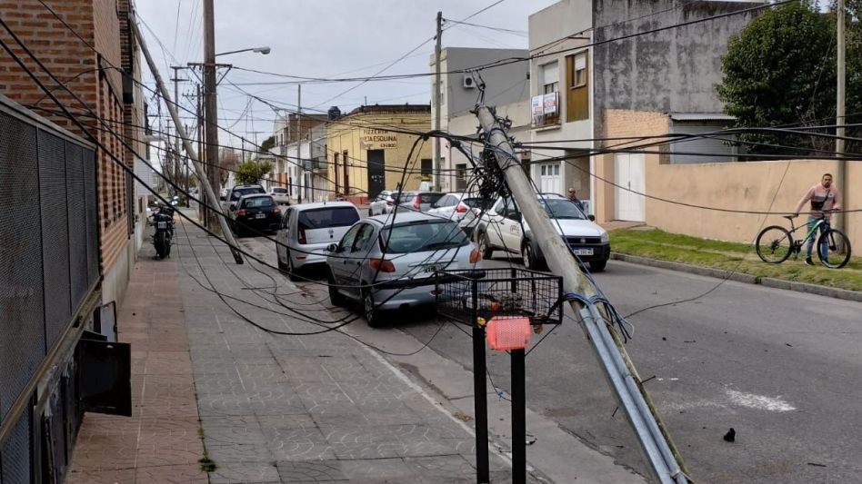 Dos postes fueron derribados sobre calle Las Flores y el cableado de media y baja tensión arrasados, como consecuencia de la caída del árbol sobre la Costanera.