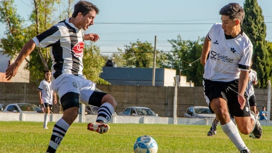 Athletic y Alumni se estarán enfrentando desde las 15.30 en el Lorenzo Palacios, en una nueva edición del clásico de Azul. ARCHIVO