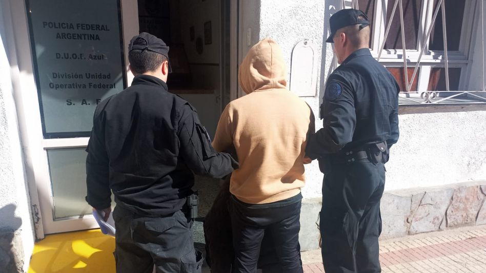 Anteayer la aprehensión del investigado por esta infracción a la Ley 23.737 fue convertida en detención. Está privado de la libertad en la DUOF con sede en Azul. PRENSA/PFA