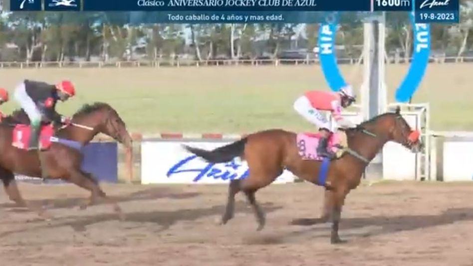 Facundo Coria festeja el triunfo. Fennan Boy se quedó con el clásico Aniversario Jockey Club Azul, una de las carreras más importantes de la octava reunión. Foto: JCA.