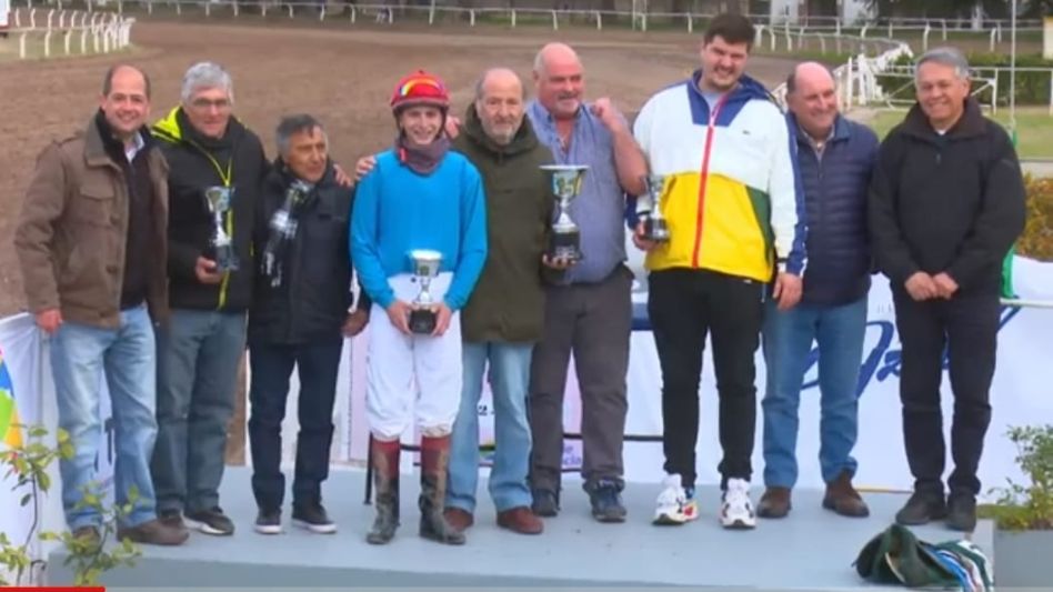 Propietario, entrenador y jockey de Frangelico celebran el triunfo en el Clásico Estrellas Azuleñas. 