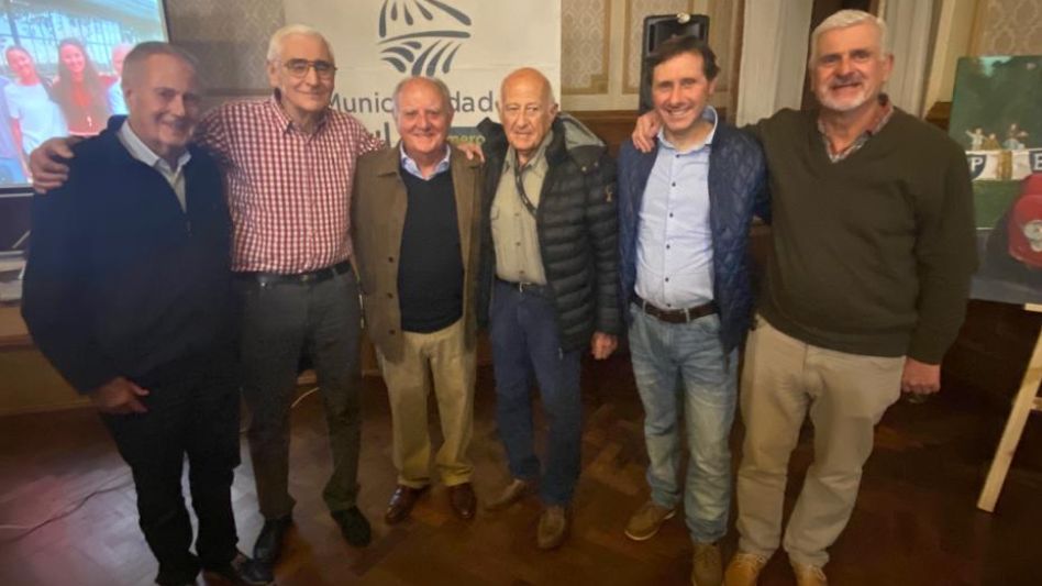 En la imagen, Mantelli está al lado de Rubén Daray, quien a principios de junio brindó una charla.