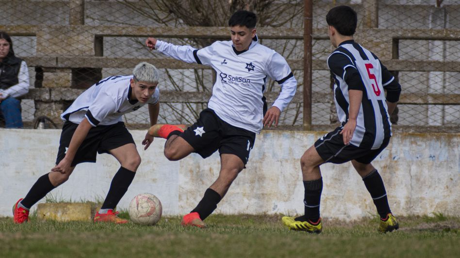 En la categoría Reserva, Athletic y Alumni igualaron en dos tantos en un entretenido encuentro. Foto: NICOLÁS MURCIA