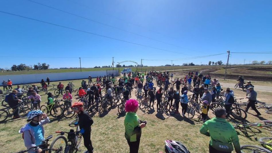 De la bicicleteada a beneficio de CADRAL que se realizó el domingo pasado en esta ciudad participaron alrededor de 500 ciclistas. GENTILEZA/CADRAL