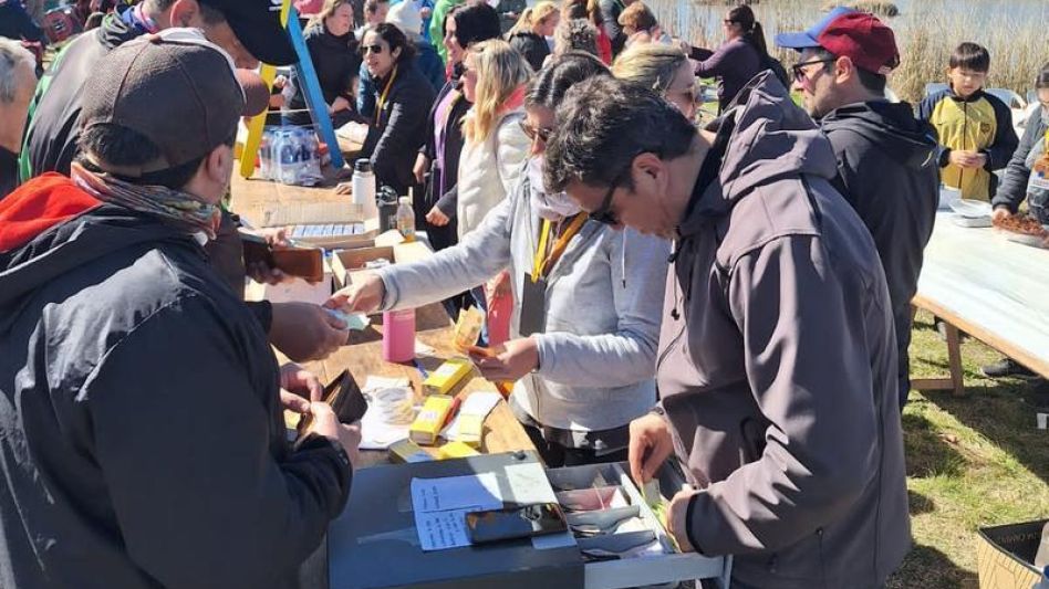 Los azuleños se acercaron a participar y a colaborar con la escuela que días atrás cumplió 36 años.