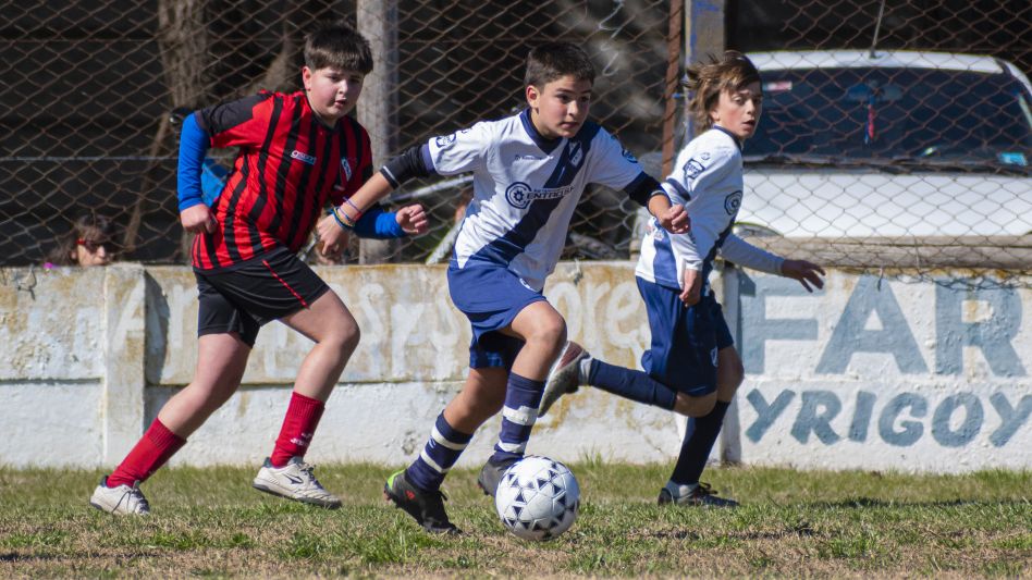 Cemento Armado e Independiente de Chillar se enfrentaron en la avenida Bidegain. Foto: Nicolás Murcia.