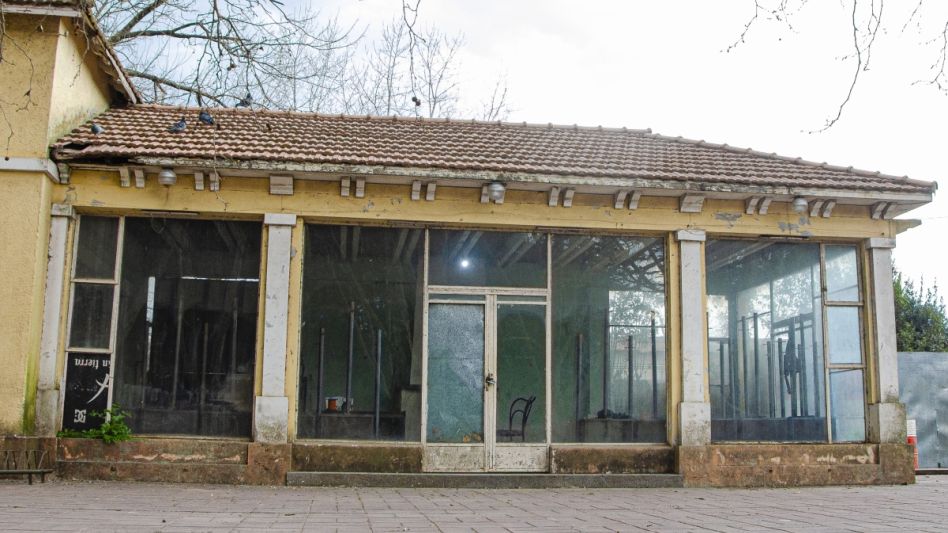 El estado actual de la edificación donde antiguamente funcionó la confitería del Parque Municipal 