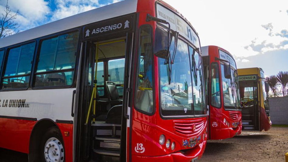 La empresa La Unión brinda el servicio de transporte público en Azul desde hace cuarenta años.   ARCHIVO/NICOLAS MURCIA