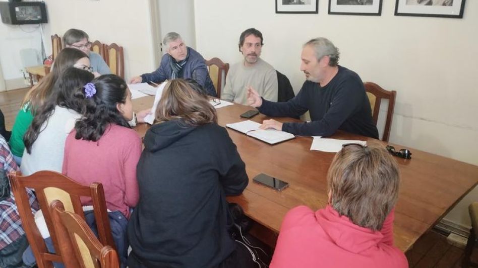 El martes pasado integrantes del Comité de Transporte de Azul se reunieron con el responsable de la empresa, Leandro Méndez, en el recinto del Concejo Deliberante. PRENSA/CONCEJO DELIBERANTE