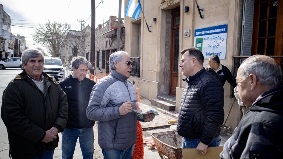 Con mano de obra municipal se refacciona la vereda del Centro de Veteranos de Guerra de Azul "Callvú Leovú"