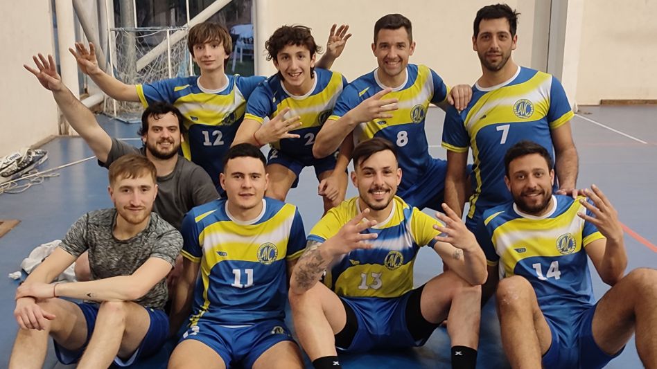 Los jugadores de Azul Vóley Club festejan en Bolívar. La institución de esta ciudad se impuso en los cuatro encuentros que disputó. 
