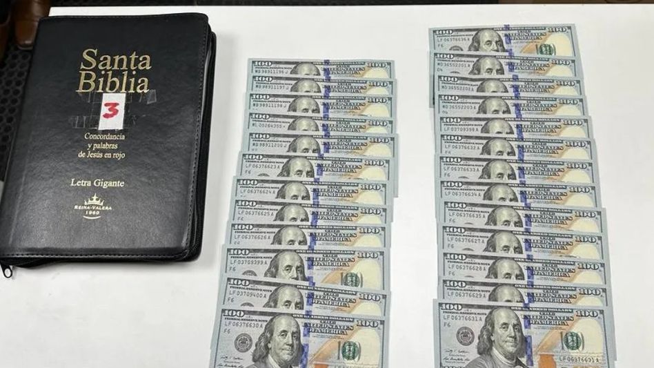 No era solo "palabra de Dios": contrabandeaban US$ 17.000 ocultos en Biblias