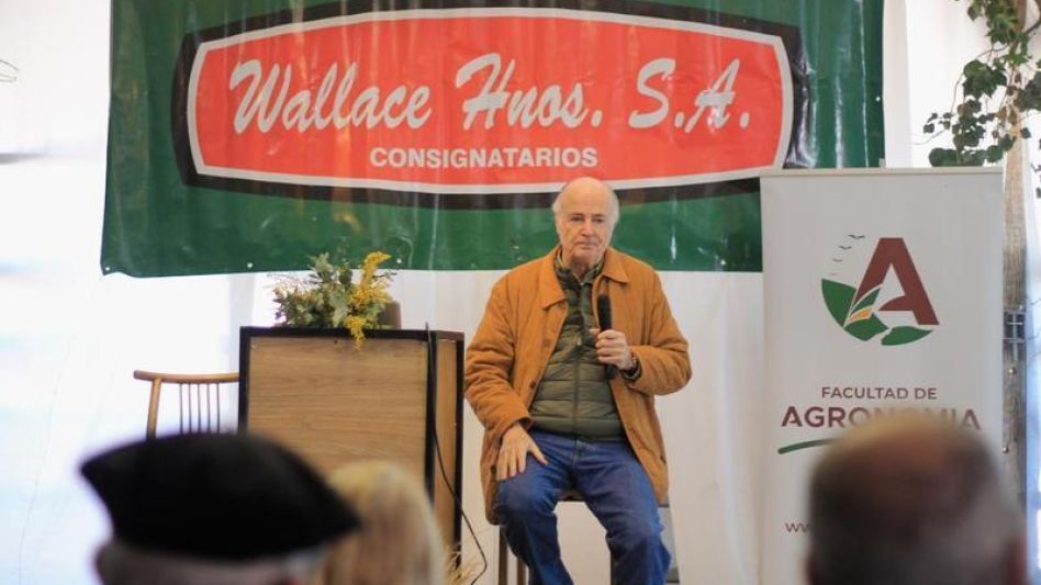 Cerca de 400 personas se dieron cita en la Sociedad Rural de Azul, donde además del remate hubo una disertación a cargo del Lic. Ignacio Iriarte.