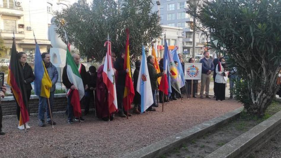 Diferentes momentos de la tarde de ayer cuando se realizó el acto por el Día del Inmigrante.  
