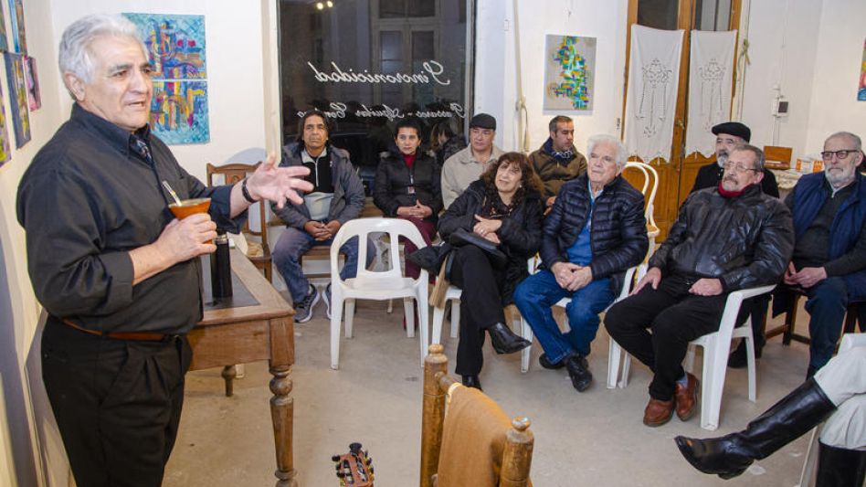 Ante un buen marco de público, días pasados, el multifacético Enrique Mario Cabrera presentó su libro.   FOTOS NACHO CORREA 