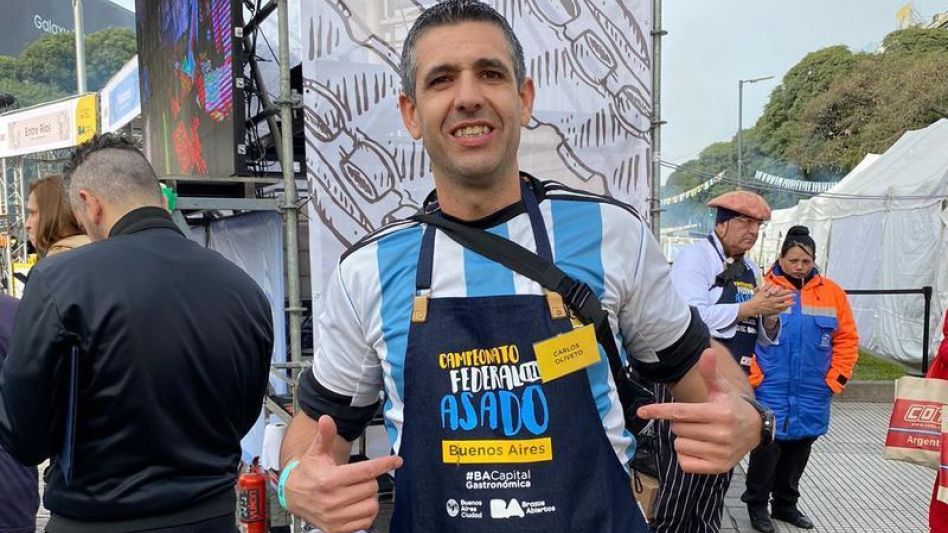 El azuleño Carlos Oliveto cocinará el asado solidario el domingo 17 de este mes.