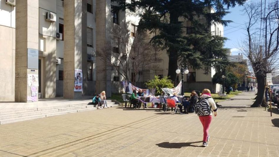 Desde horas antes a que comenzara esa audiencia de selección del jurado que continuará hoy, en el veredón del Palacio de Justicia de Azul ayer se montó un campamento en reclamo de justicia.