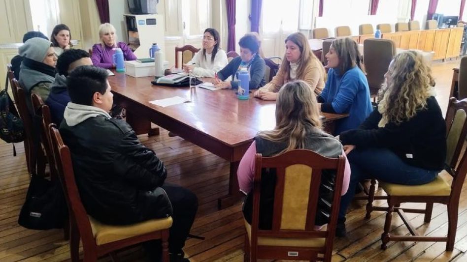 Un tramo de la reunión que mantuvieron ayer en el recinto del Concejo Deliberante un grupo de jóvenes trans azuleños con las integrantes de la comisión de Género y Diversidad. PRENSA/CONCEJO DELIBERAN