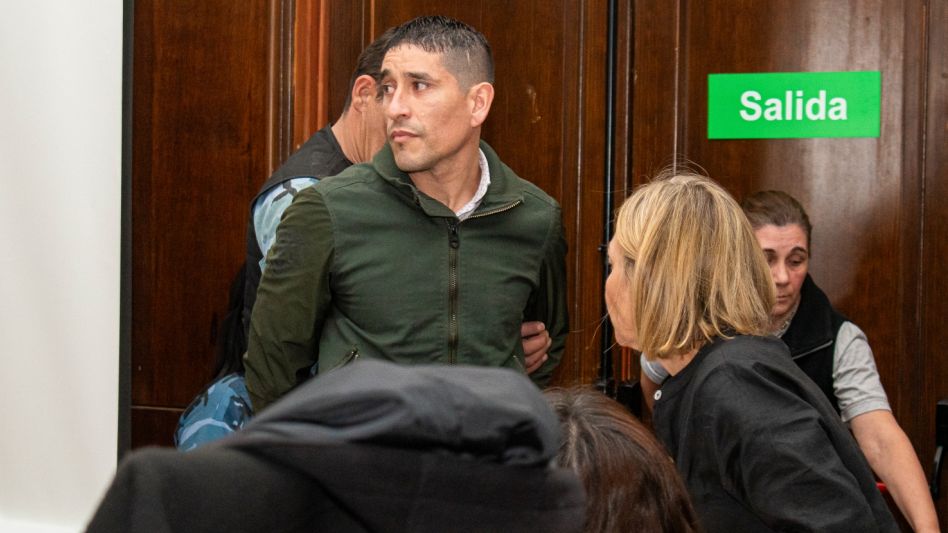 Marcos Ramiro Ponce, el acusado de este femicidio, cuando ayer era ingresado a la sala de debates, en la previa a que este juicio con jurados se iniciara.