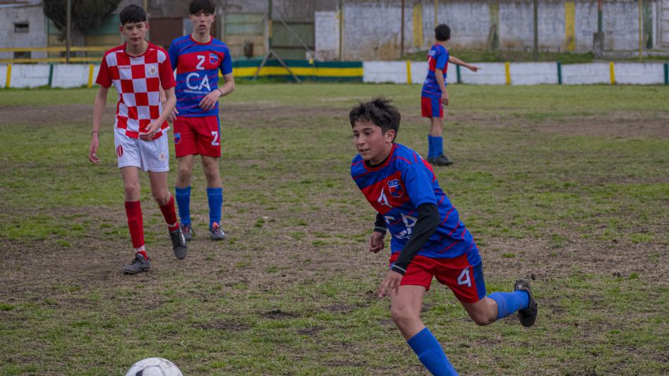 El clásico de Villa Fidelidad entre Estrellas y San José volvió a jugarse, luego de tres torneos, en el fútbol menor de Azul. Foto: Nicolás Murcia.