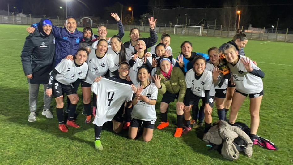 Las chicas de Athletic festejan el pase a una de las semifinales de la Copa Federal.