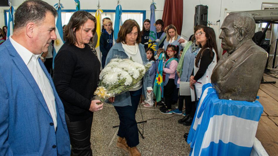 El intendente Bertellys junto a la senadora Mandagarán y Laurini, presidenta del Concejo Deliberante, durante el acto en conmemoración por el Día del Maestro. Participaron alumnos de diversos establec