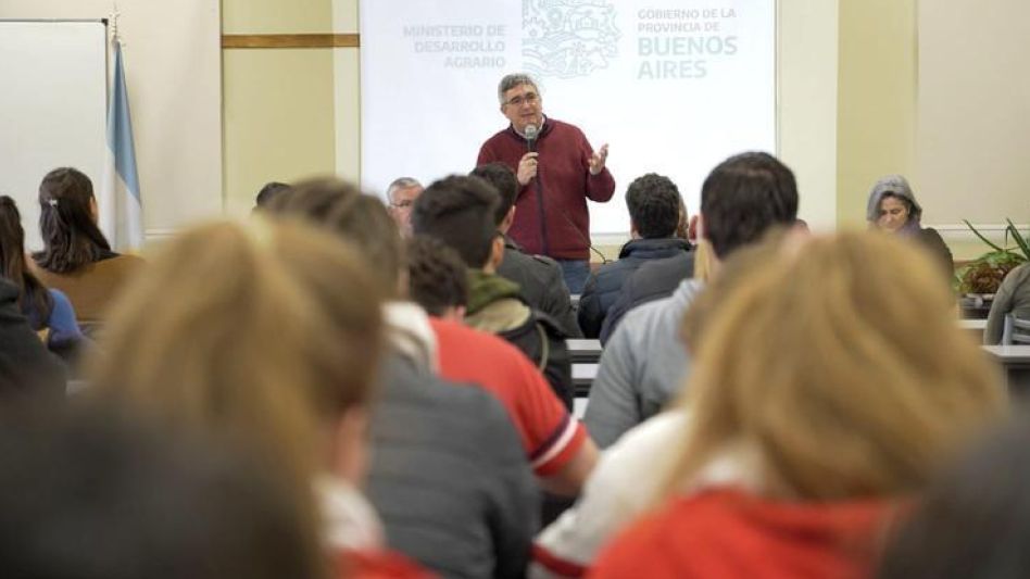 El ministro de Desarrollo Agrario de la provincia de Buenos Aires, Javier Rodríguez, encabezó una actividad en el Centro Regional Universitario de Bragado. DIB