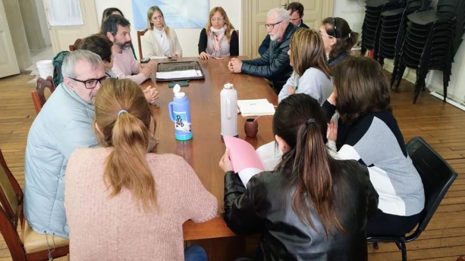 El empresario Lacoste brinda informes a los concejales, durante la reunión realizada ayer en el Concejo Deliberante.  PRENSA CONCEJO DELIBERANTE