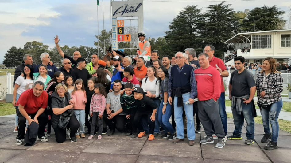 El SPC Fennan Boy rodeado por propietario, el entrenador, jockey y allegados festejan el triunfo en el clásico Festival Cervantino, primera prueba de la Triple Corona Cervantina. Foto: PRENSA JCA.