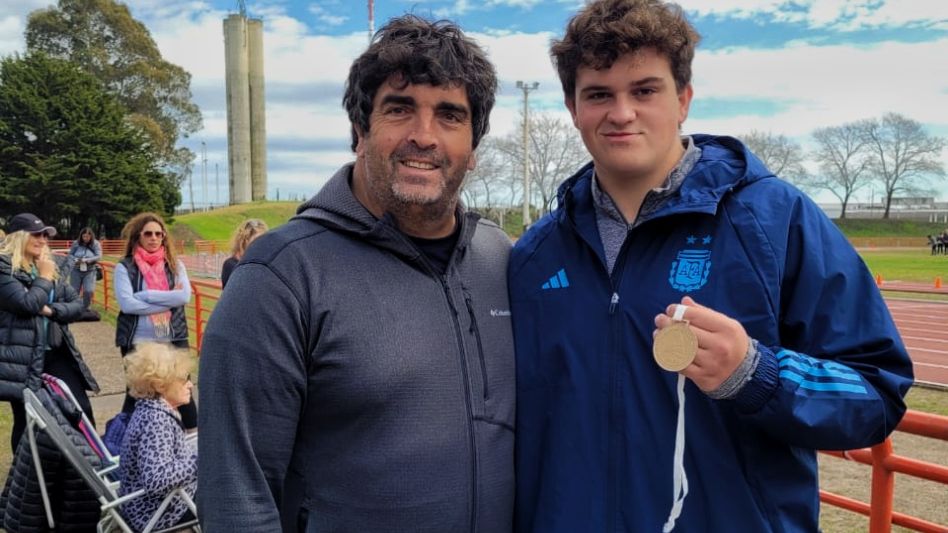 Juan Arrieguez luce la medalla de oro junto con su entrenador Julio Piñero. Foto: gentileza Prensa Municipal.