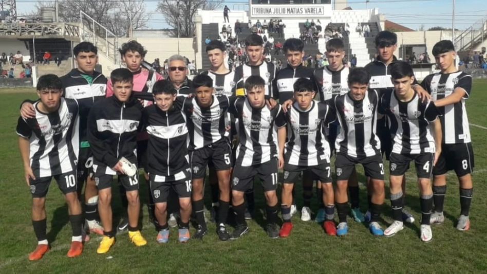 Alumni superó a Porteño por 4 a 0 y es uno de los que manda en la categoría mayor del fútbol menor. 