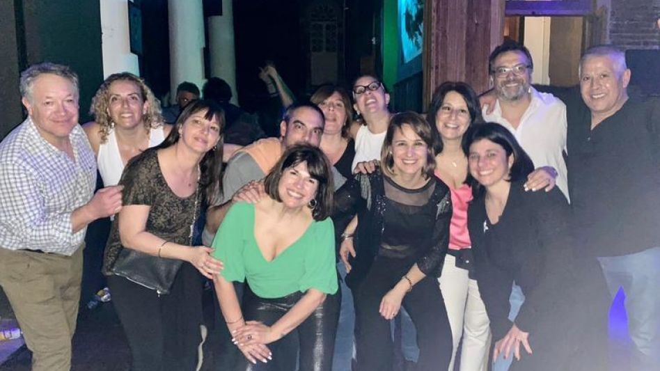 El equipo de Unión de Padres de Azul Voley en la Fiesta Retro. 