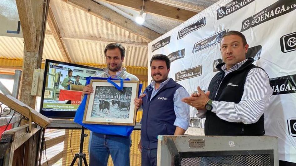 Nicolás Lafontaine recibiendo la distinción de la Asociación Argentina de Angus.