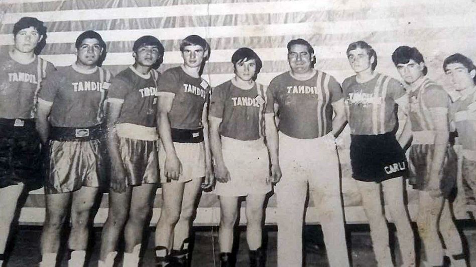 Selección de Tandil: Ponce en el medio y de pantalones cortos blancos. A su derecha Horacio -Nene- Máximo.
