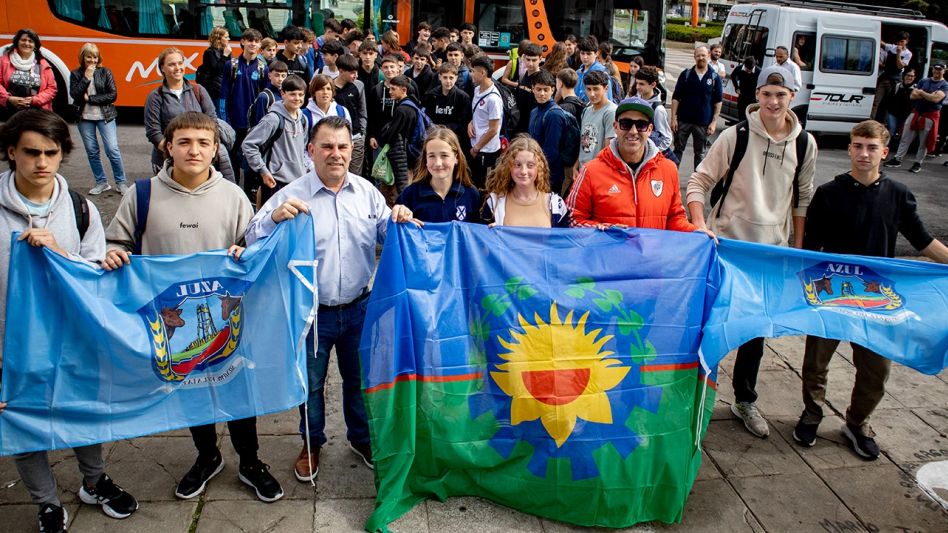 En veredón municipal, el Intendente saludó a la numerosa delegación que representará a Azul en los Juegos Bonaerenses 2023. Foto: gentileza Prensa Municipal.