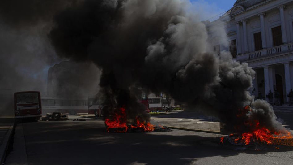 El humo de los neumáticos incendiados durante la protesta de los choferes de La Unión se hizo notar en toda la zona céntrica de Azul.
