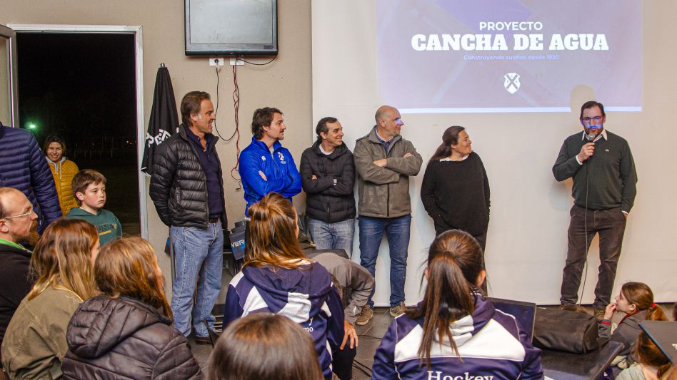 Azul se acerca a su cancha de hockey de aguar. El proyecto fue presentado el pasado jueves en el buffet del Club de Remo. Foto: Nacho Correa.
